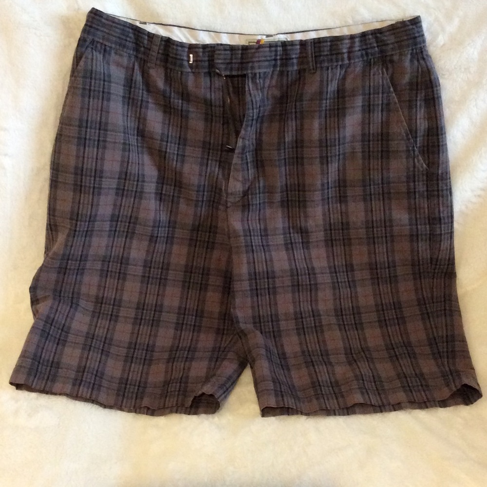 Men’s plaid shorts, size 36.